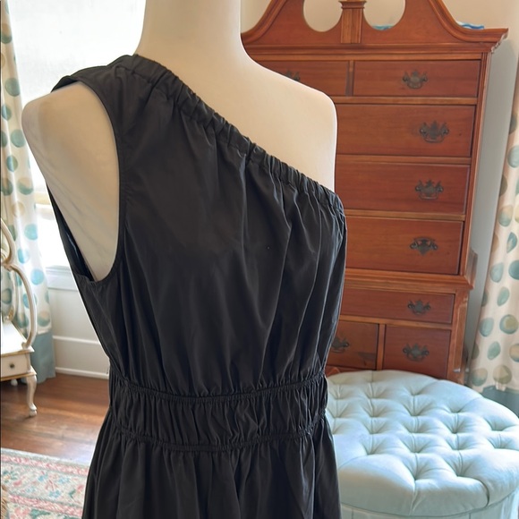 Elegant Black One-Shoulder Dress - Picture 2 of 8